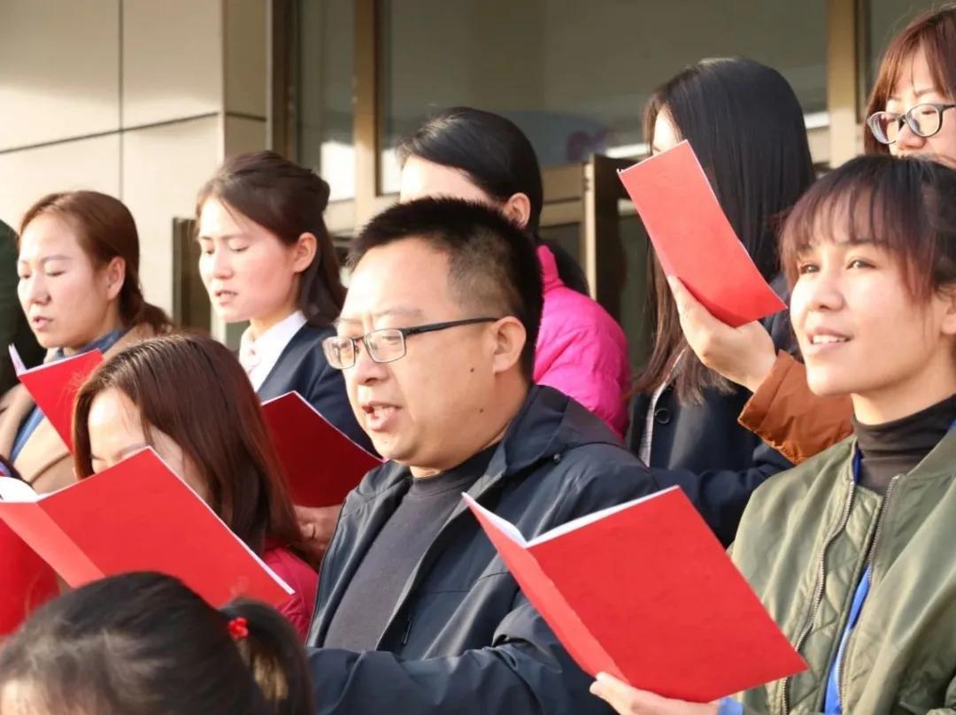 小学体育滚球接力比赛，活力四溢的校园盛事