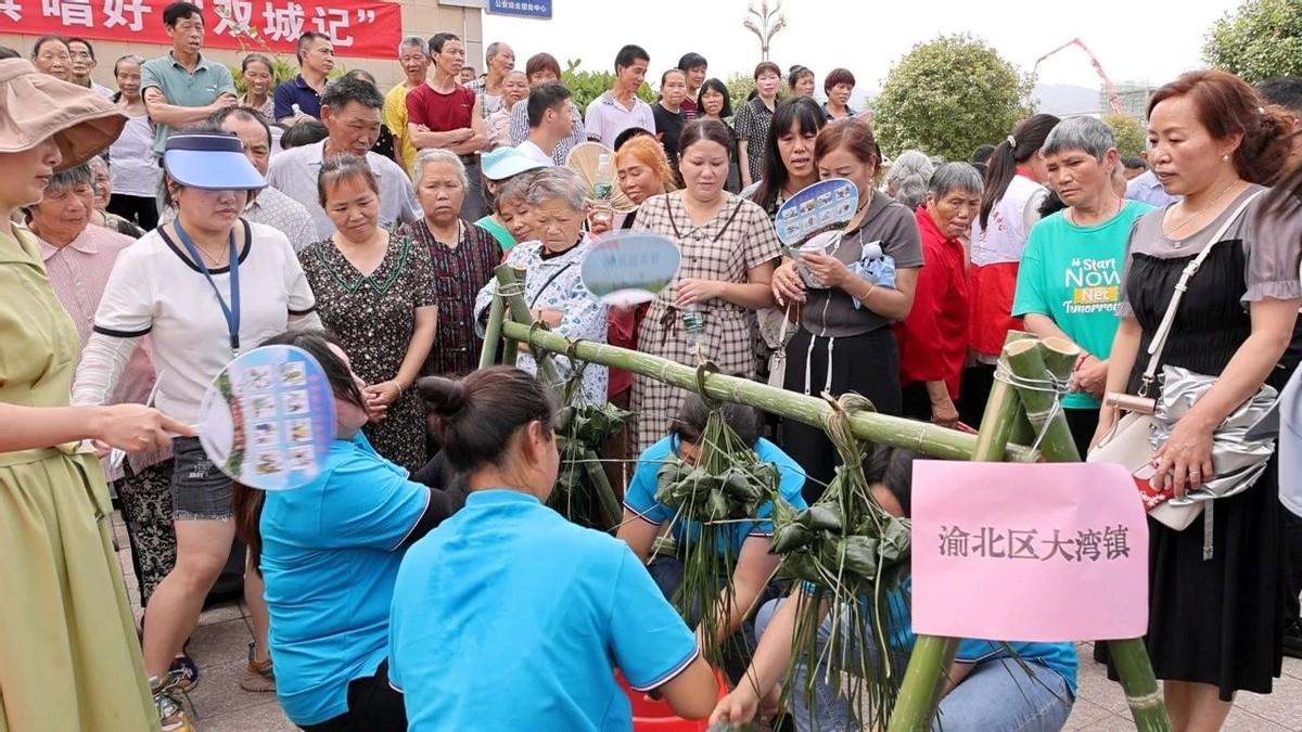 小学体育滚球接力比赛，活力四溢的校园盛事