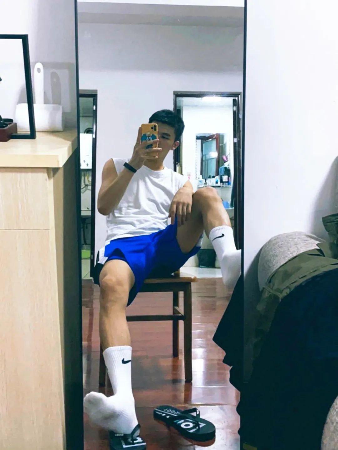 体育生的腹肌魅力，飞机白袜下的力量与风采