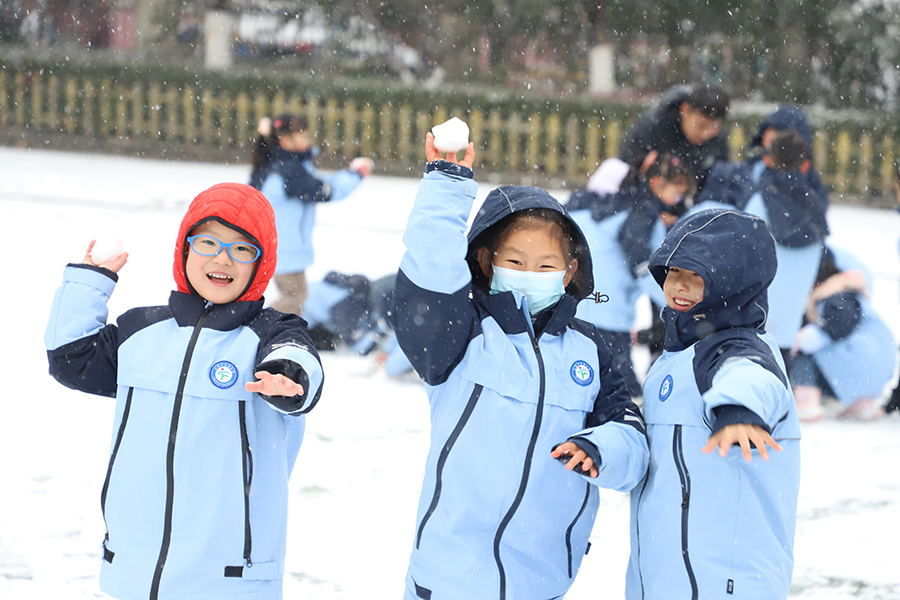 体育课上的雪景图片，一幅动人的冬季画卷