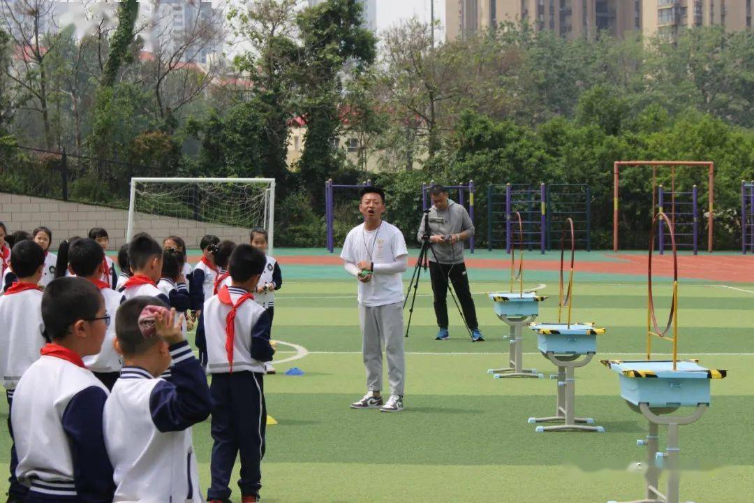 小班体育游戏教案，走木桥挑战
